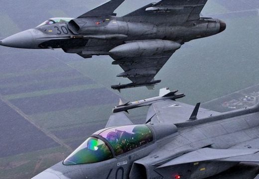 Akcióban a Gripenek: Romániából berepült egy gép a magyar légtérbe