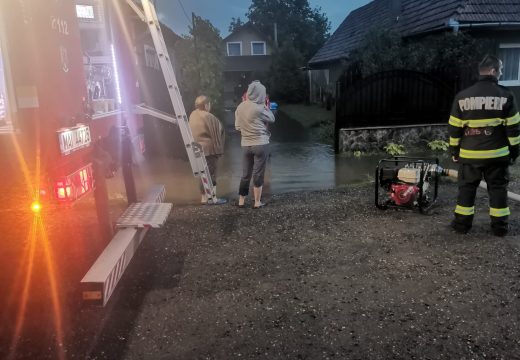 Elöntött udvarok, kidőlt fák Maros megyében