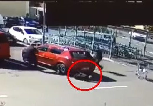 Sokkoló baleset a segesvári Lidl-parkolóban