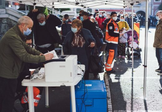 Tömeg az oltásmaratonon Marosvásárhely főterén