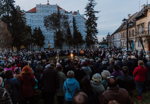 Több százan az adventi gyertyagyújtáson