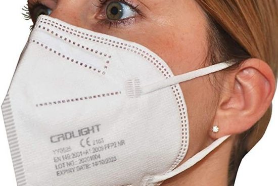 Szombattól kötelező a nagyobb védelmet biztosító orvosi maszk kültéri használata!