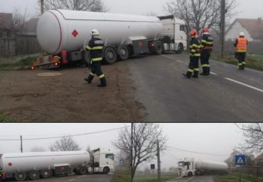 Autógázzal megrakott tartálykocsi balesete Lőrincfalvánál