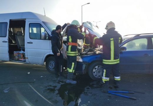 Összeütközött egy kisbusz és egy személygépkocsi – 5 ember kórházban