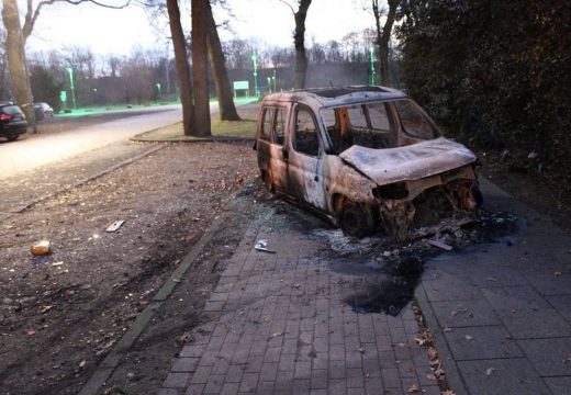 Holttest a kiégett kocsi sofőrülésében – vérnyomok a fának ütközött másik autóban