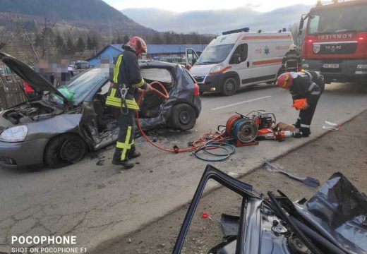 Szétvágták a kocsit, hogy megmentsék a nőt, akinek leállt a szíve és légzése