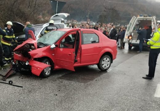 Egy ember meghalt, kettő megsérült a frontális ütközés következtében