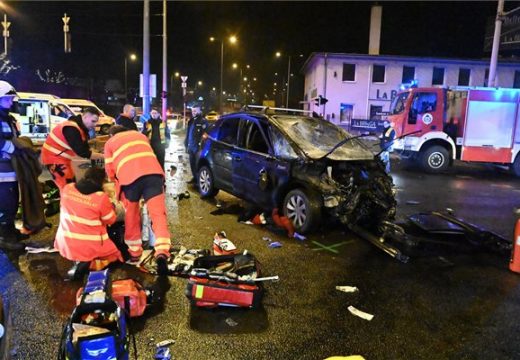 Egy ember meghalt, miután autójával nyerges vontatóval ütközött