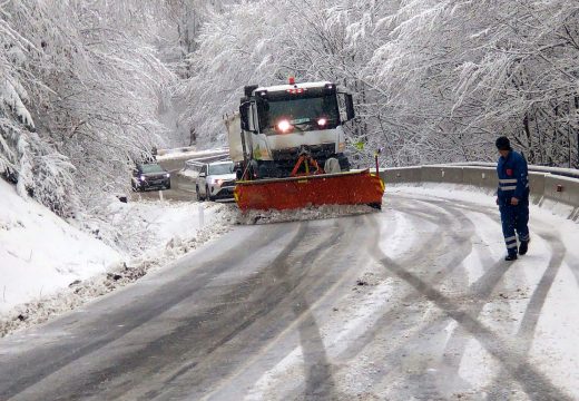 Tilos a Bucsinon a teherautóknak a sűrű havazás miatt