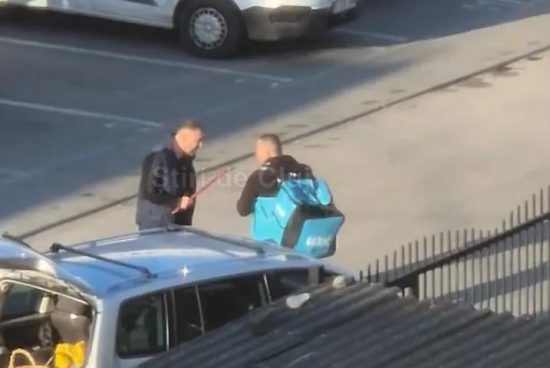 Brutális támadás Kolozsváron: vascsővel verte a futárt, majd majdnem elütötte