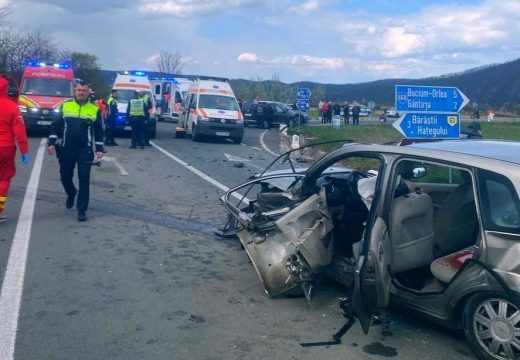 Holtan emelték ki az idős férfit a roncsok közül – négy sérült is van