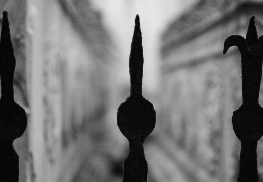 Sírgyalázás a szászrégeni zsidó temetőben