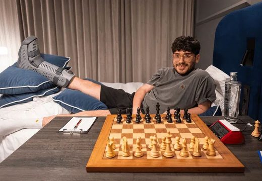 Bokasérülés a bukaresti sakkversenyen, visszalépett a nagymester