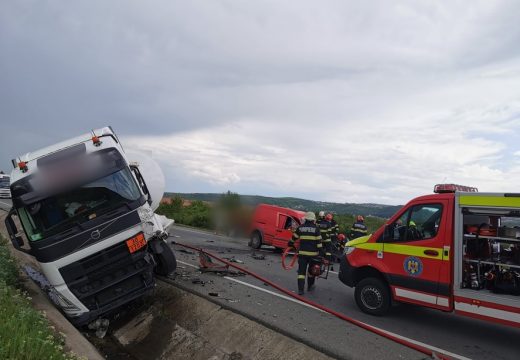 Egy ember meghalt, egy másik súlyosan megsérült a frontális ütközés következtében