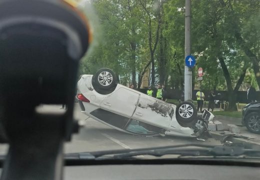 Felborult autó és sérült nő a tömegbaleset következtében