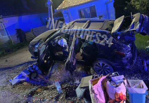 Hídfőnek ütközött, majd felborult és kidöntött egy villanyoszlopot az irányt vesztett gépkocsi