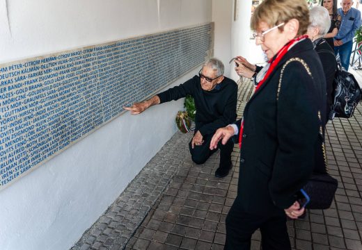 Holokauszt-emlékművet avattak Székelyudvarhely főterén