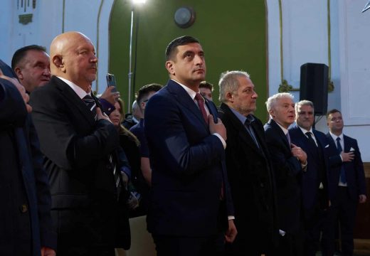 Magyarokat toboroz pártjába az AUR elnöke