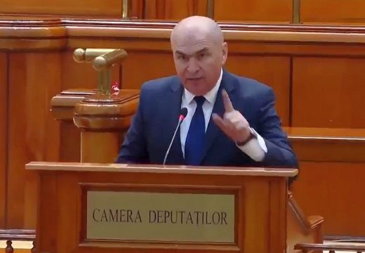 Történelmi vereség: példátlan támogatottsággal szavazták meg a bizalmatlansági indítványt