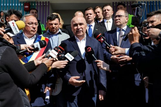A megbuktatott kormány akár korlátlan ideig hivatalban maradhat