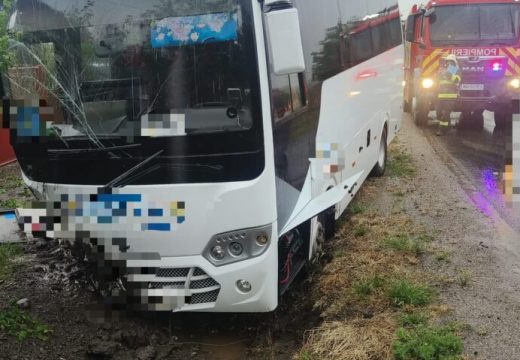 Három gyermek kórházban a kisbusz balesete nyomán