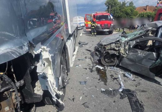 Kamion és autó ütközött: négy sérült, köztük egy gyermek