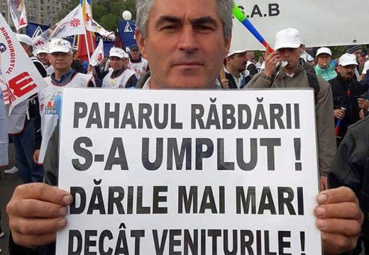 Országos tiltakozásba kezdtek az adóhatóság alkalmazottai a bértörvény tervezete miatt