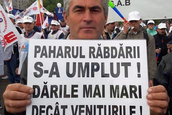 Országos tiltakozásba kezdtek az adóhatóság alkalmazottai a bértörvény tervezete miatt