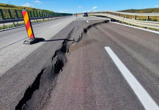 Földcsuszamlás az A10-esen: nem indokolt a teljes útzár?