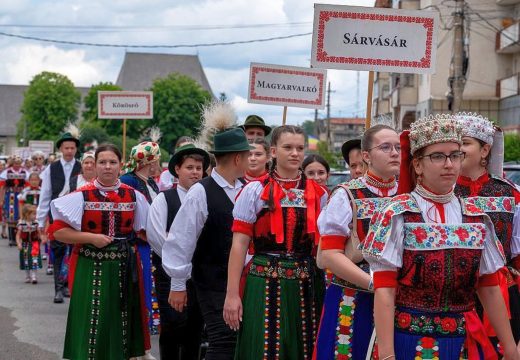Idén is bemutatták színpompás népviseletüket a kalotaszegi magyar települések lakói Bánffyhunyadon