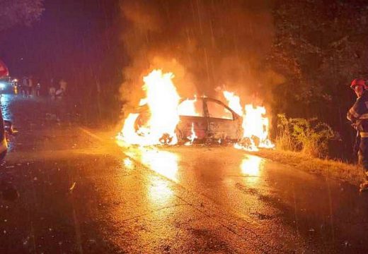 Fának csapódott és kigyulladt egy autó – félájult állapotban találtak mellette egy fiatalembert