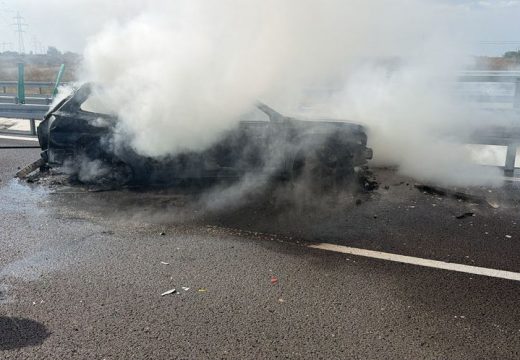 Kigyulladt és teljesen kiégett egy autó a gyorsforgalmi úton