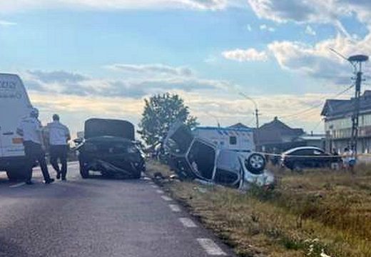 Kisbusz és két személygépkocsi ütközött: 1 ember meghalt, 3 sérült is van