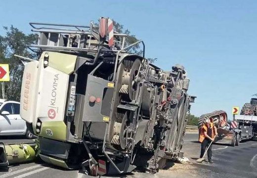 Lezuhant a kombájn a trélerről, nehézkes a közlekedés a 6-os főúton