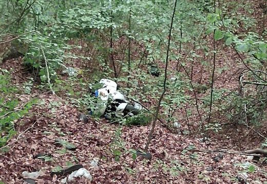 Meghalt a motoros, miután több tíz métert zuhant egy szakadékba