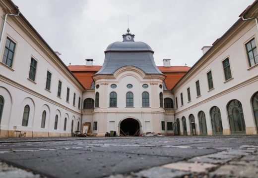 Megnyitotta kapuit a felújított gernyeszegi Teleki-kastély