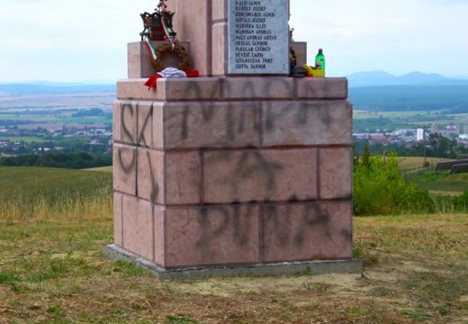 Megrongálták a rimaszombati huszáremlékművet, magyarellenes feliratot festettek rá