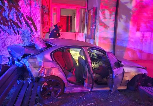 Társasház lépcsőházába csapódott egy autó, hárman megsérültek