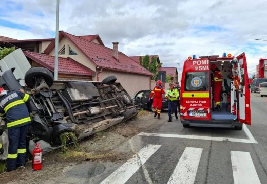 Felborult egy kisbusz a besztercei körgyűrűn, hatan megsérültek