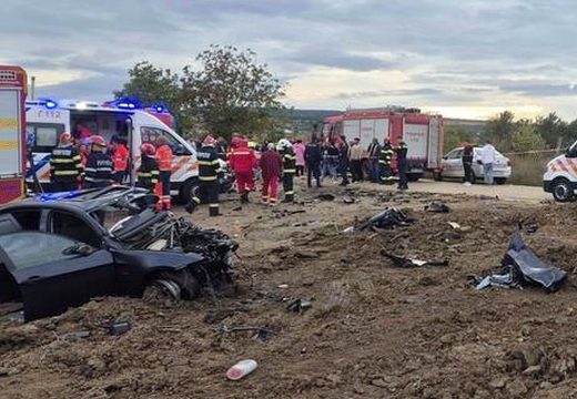 Hárman meghaltak, köztük egy gyermek, miután személygépkocsi és teherautó ütközött