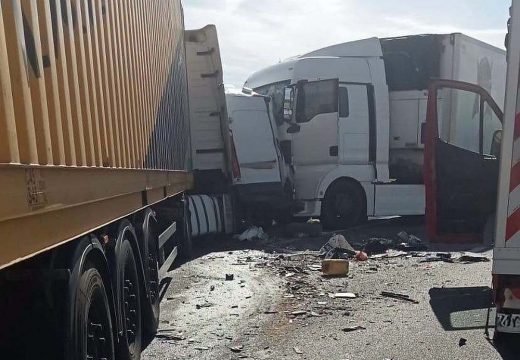 Két nő meghalt a két kamion között összelapított kisbusz balesetében