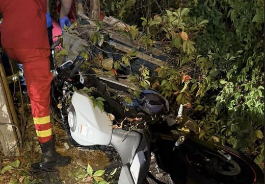 Meghalt a jogosítvány nélkül motorozó, kerítésnek ütköző, 56 éves férfi