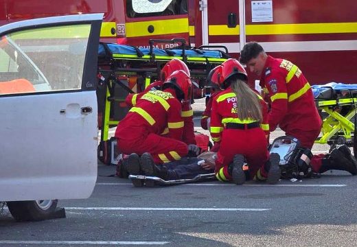 Meghalt egy 20 éves fiatalember, miután autójával szalagkorlátnak ütközött