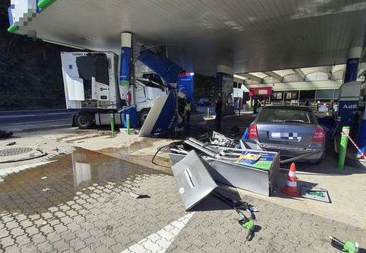 Benzinkút töltőoszlopának hajtott kamionjával az ittas sofőr