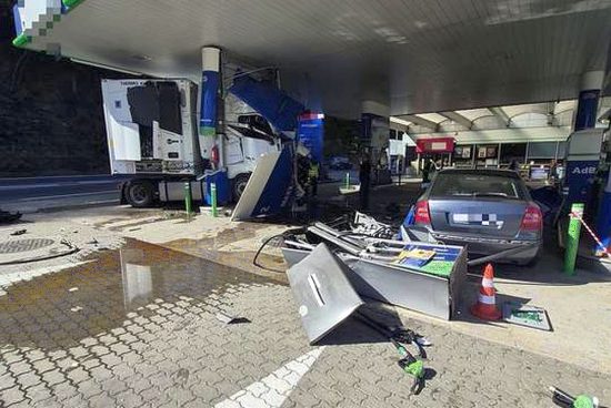 Benzinkút töltőoszlopának hajtott kamionjával az ittas sofőr