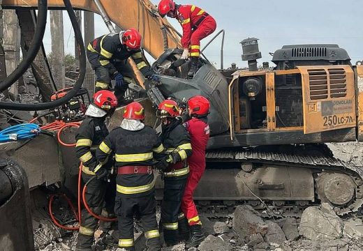 Betongerenda zuhant egy markológépre, meghalt a munkagépben ülő ember