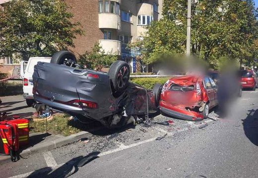 Egy felborult autó két parkoló járműre zuhant