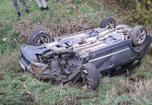 Egy kutya miatt borult folyómederbe az autó, utasterében két kisgyerekkel