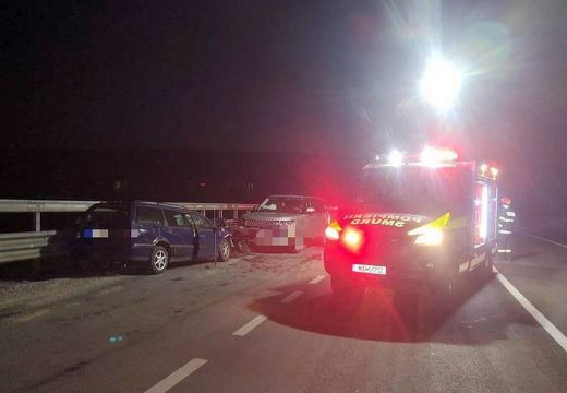 Életveszélyes állapotban mentették ki a roncsból – kamion és két személygépkocsi ütközött