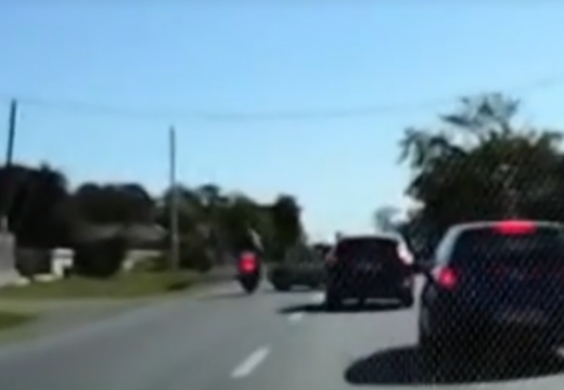 Fedélzeti kamera rögzítette a vérfagyasztó motoros balesetet – videó